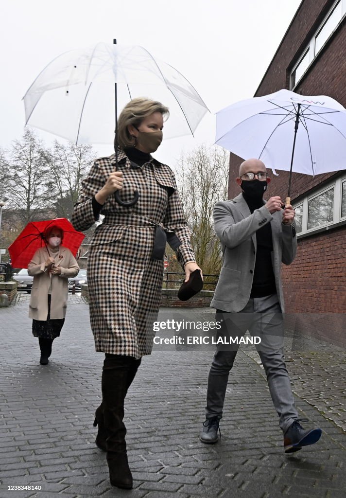 LEUVEN FLEMISH HELPLINE 1712 ROYAL VISIT