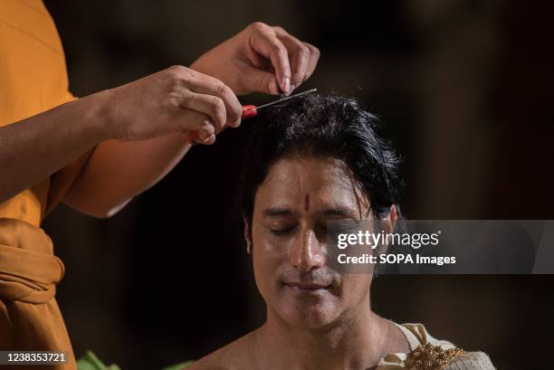 285 Hair Cutting Indian Photos and Premium High Res Pictures - Getty Images 285 Hair Cutting Indian Photos and Premium High Res Pictures - Getty Images
