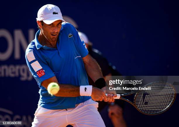 Pablo Andújar of Spain hits a backhand during a match against Federico Delbonis of Argentina at Buenos Aires Lawn Tennis Club on February 10, 2022 in...