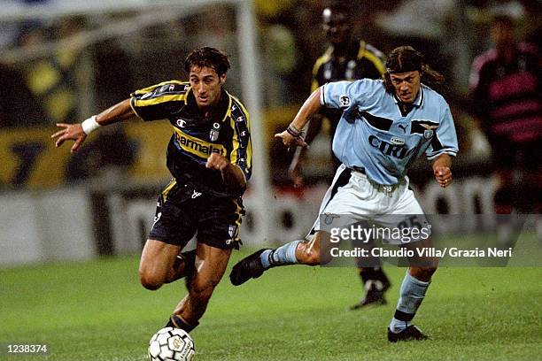 Diego Fuser of Parma and Matias Almeyda of Lazio in action during the Serie A match between Parma and Lazio played at the Stadio Ennio Tardini,...