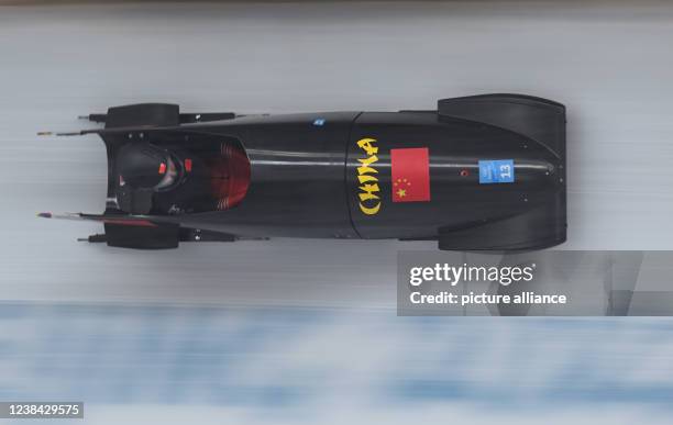 February 2022, China, Yanqing: Olympics, bobsleigh, monobob, women, 2nd run, at the National Sliding Centre, Ying King from China in action. Photo:...