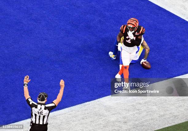 Los Angeles Rams Wide Receiver Odell Beckham catches a pass for a touchdown against Cincinnati Bengals Cornerback Mike Hilton in the first quarter...