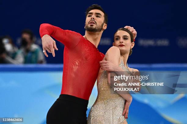 France's Gabriella Papadakis and France's Guillaume Cizeron compete in the ice dance free dance of the figure skating event during the Beijing 2022...