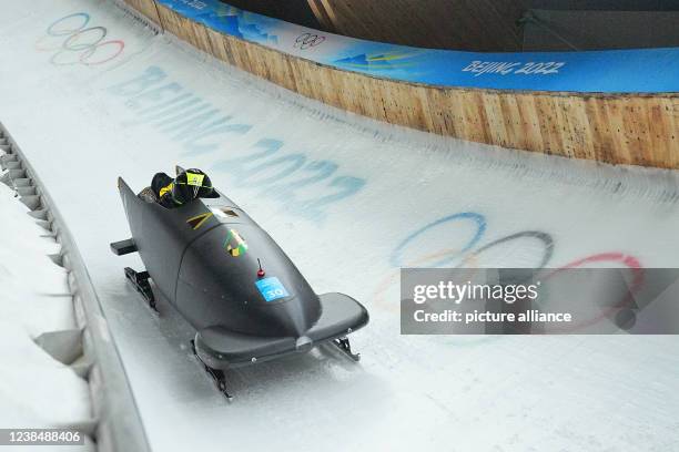 February 2022, China, Yanqing: Olympics, bobsleigh, two-man bobsleigh, men, 2nd run at the National Sliding Centre, bobsleigh pilot Shanwayne...