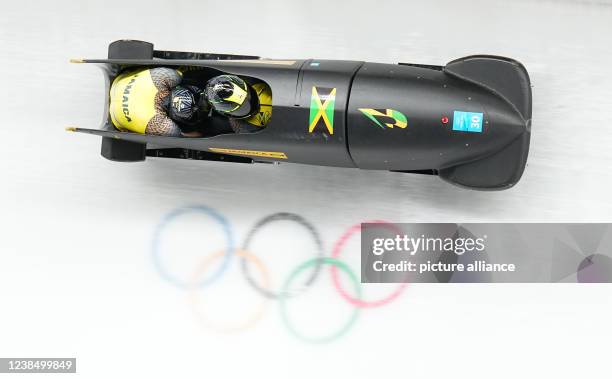 February 2022, China, Peking: Bobsleigh: Olympics, two-man bobsleigh, men, 3rd round at Yanqing National Sliding Centre, Shanwayne Stephens and...