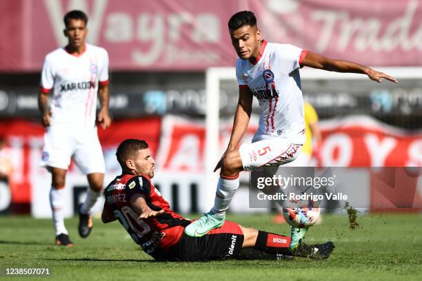 Julian Fernandez of Newell´s Old Boys competes for the ball with Fausto Vera of Argentinos Juniors during a match between Argentinos Juniors and...