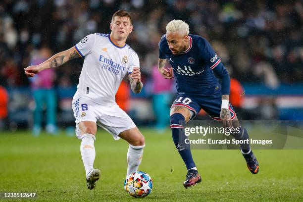 Neymar Junior of Paris Saint Germain dribbles Toni Kroos of Real Madrid CF during the UEFA Champions League Round Of Sixteen Leg One match between...