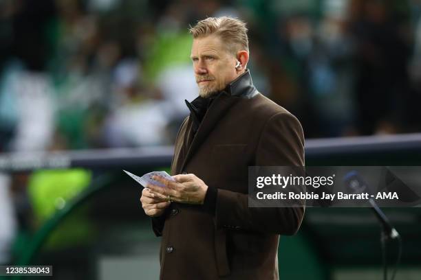 Peter Schmeichel shakes hands with Scott Carson of Manchester City during the UEFA Champions League Round Of Sixteen Leg One match between Sporting...