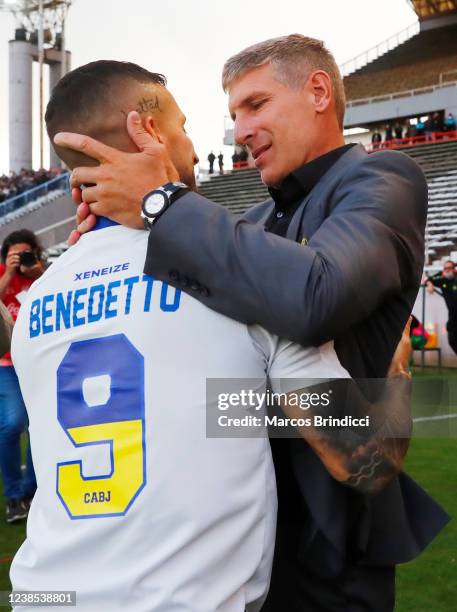 Dario Benedetto of Boca Juniors hugs Martin Palermo head coach of Aldosivi before a match between Aldosivi and Boca Juniors as part of Copa de la...