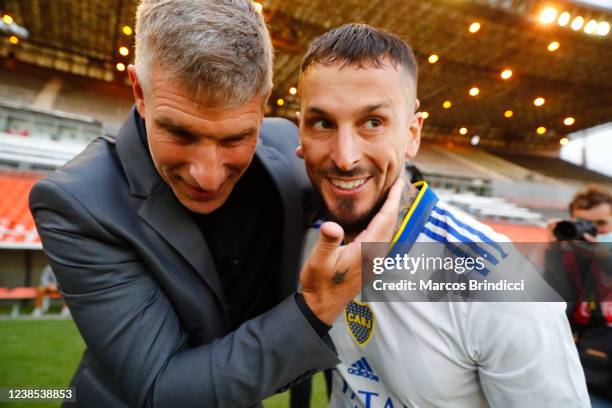 Dario Benedetto of Boca Juniors hugs Martin Palermo head coach of Aldosivi before a match between Aldosivi and Boca Juniors as part of Copa de la...