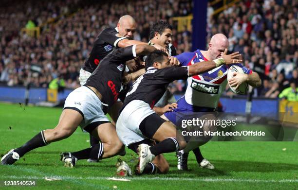 Tri-Nations Rugby League, Great Britain v New Zealand, Keith Senior of GB powers past 4 Kiwi tacklers to score a try.