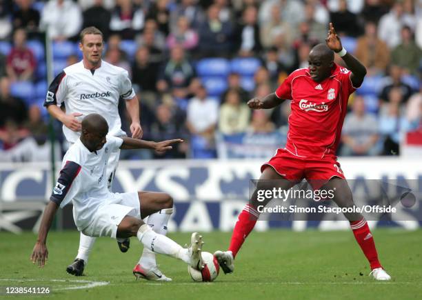 Premiership, Bolton Wanderers v Liverpool, Momo Sissoko of Liverpool challenges Abdoulaye Meite of Bolton.