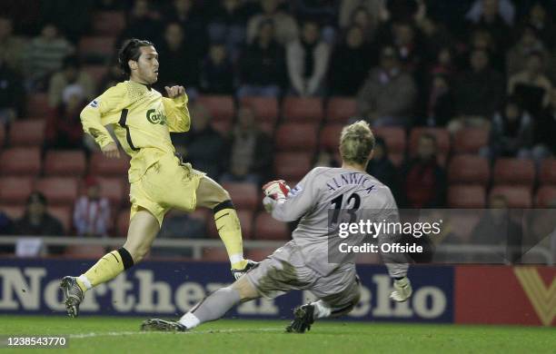 Premiership Football, Sunderland v Liverpool, Luis Garcia of Liverpool beats Sunderland goalkeeper Ben Alnwick to score a goal.