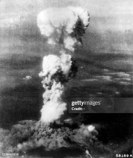 Photo prise le 06 août 1945 de l'explosion nucléaire sur Hiroshima,effectuée par l'armée américaine. Picture of the first US atomic bomb exploding on...
