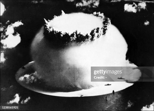 Photo datée de juillet 1946 montrant le champignon en train de se former après l'explosion d'une bombe atomique lors des essais nucléaires effectués...