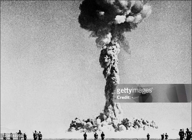 Vue d'une explosion expérimentale, le 25 avril 1952, d'un modèle de bombe H - bombe thermonucléaire ou à hydrogène - cousine des bombes atomiques...