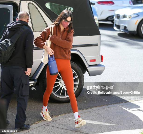 585 Kendall Jenner Leggings Stock Photos, High-Res Pictures, and