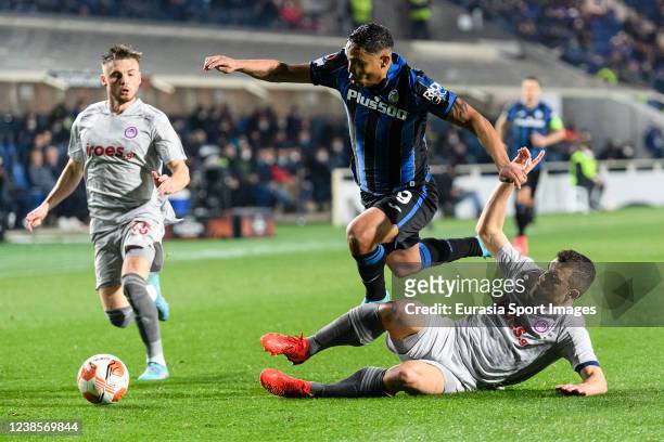 Sokratis Papastathopoulos of Olympiacos battles for the ball with Luis Muriel of Atalanta during the UEFA Europa League Knockout Round Play-Offs Leg...