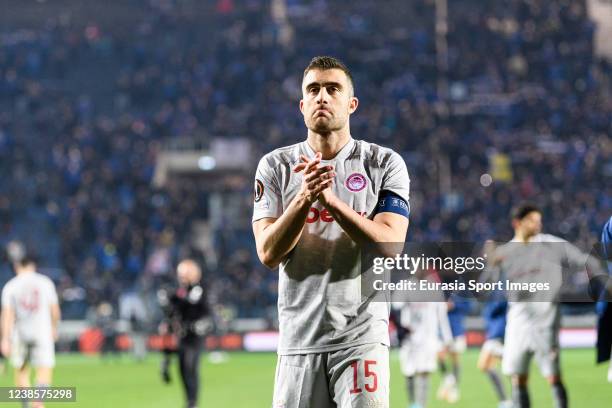 Sokratis Papastathopoulos of Olympiacos thanks supporters for standing during the UEFA Europa League Knockout Round Play-Offs Leg One match between...