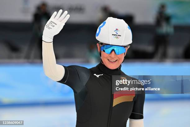 February 2022, China, Peking: Olympics, speed skating, mass start, women, final, National Speed Skating Oval, Claudia Pechstein of Germany waves...
