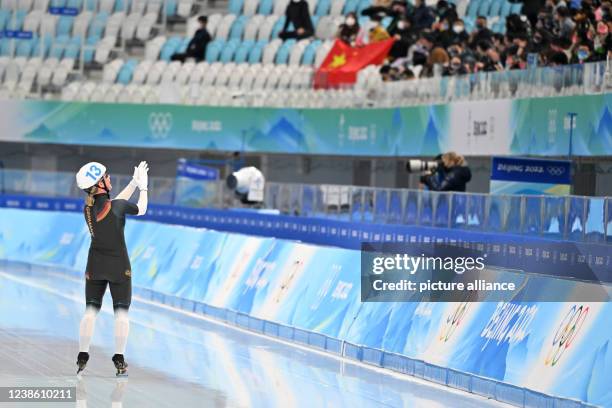 February 2022, China, Peking: Olympics, speed skating, mass start, women, final, National Speed Skating Oval, Claudia Pechstein of Germany applauds...
