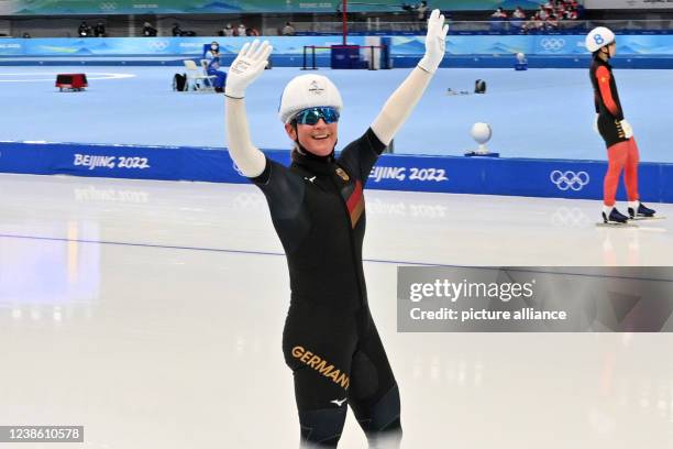 February 2022, China, Peking: Olympics, speed skating, mass start, women, semifinals, National Speed Skating Oval, Claudia Pechstein of Germany waves...