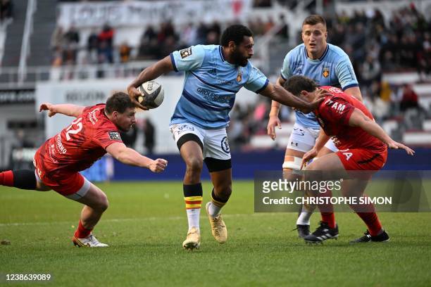 Perpignan's New Zealand wing George Tilsley escapes Toulon's center Dorian Laborde ans Toulon's French hooker Anthony Etrillard during their top14...