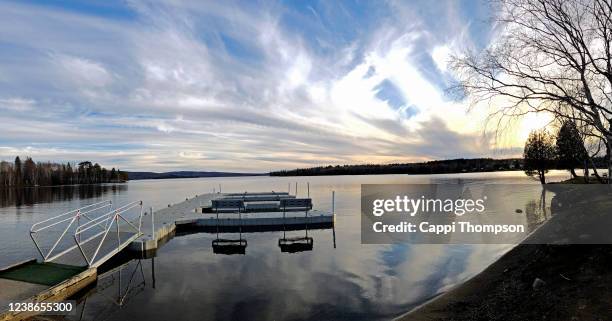 rangeley lakes town docks in rangeley, maine usa during springtime - boat launch stockfoto's en -beelden