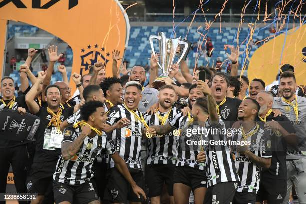 Players of Atletico Mineiro lift the Champions Trophy after winning the Supercopa do Brasil 2022 match between Atletico Mineiro and Flamengo at Arena...