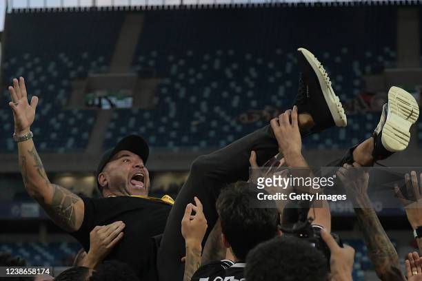 Antonio Mohamed coach of Atletico Mineiro celebrates with his players after winning the Supercopa do Brasil 2022 match between Atletico Mineiro and...