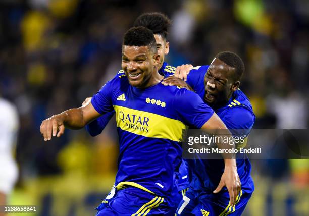 Frank Fabra of Boca Juniors celebrates with teammates after scoring the second goal of his team during a match between Boca Juniors and Rosario...