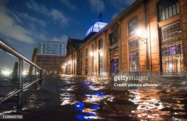 February 2022, Hamburg: The fish market with the fish auction hall is flooded in the afternoon during a storm surge when the Elbe floods. Photo:...