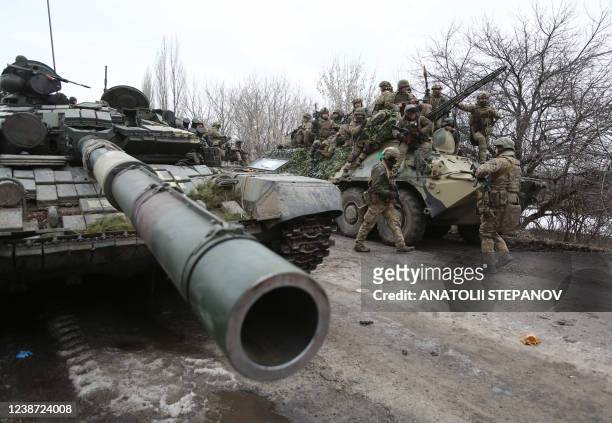 Ukrainian servicemen get ready to repel an attack in Ukraine's Lugansk region on February 24, 2022. - Russian President Vladimir Putin launched a...