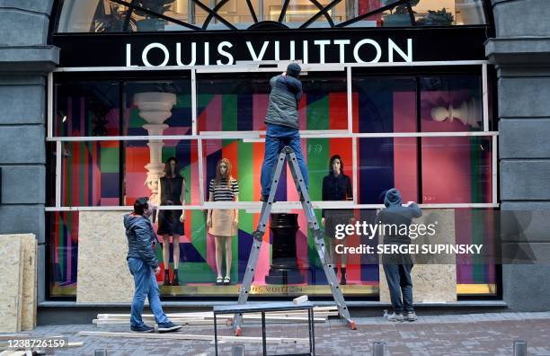 Lv store window hi-res stock photography and images - Alamy