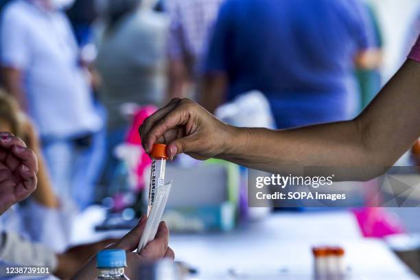 Hand Swab Sampling Sample Handling Photos and Premium High Res Pictures - Getty Images