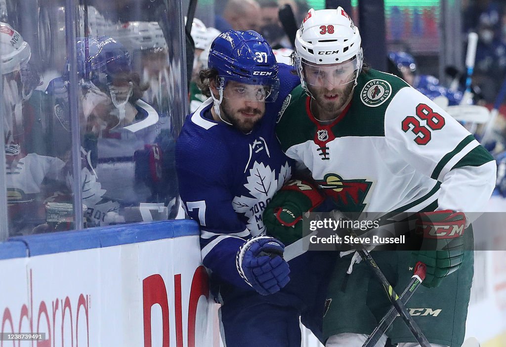 Toronto Maple Leafs play the Minnesota Wild