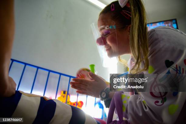 Medical doctors Leslie and Douglas who are in charge of laughter therapy in the general pediatrics section of Valle University Hospital try to bring...