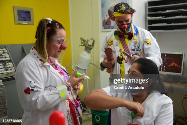 Medical doctors Leslie and Douglas who are in charge of laughter therapy in the general pediatrics section of Valle University Hospital try to bring...