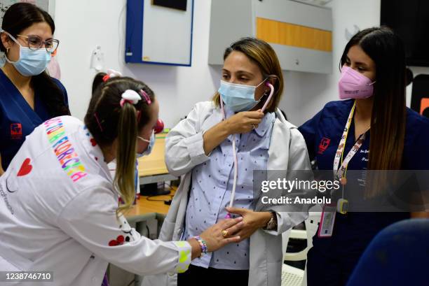 Medical doctors Leslie and Douglas who are in charge of laughter therapy in the general pediatrics section of Valle University Hospital try to bring...