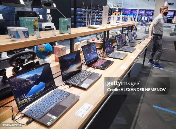 Laptops In Store In Store Laptop Photos and Premium High Res Pictures - Getty Images