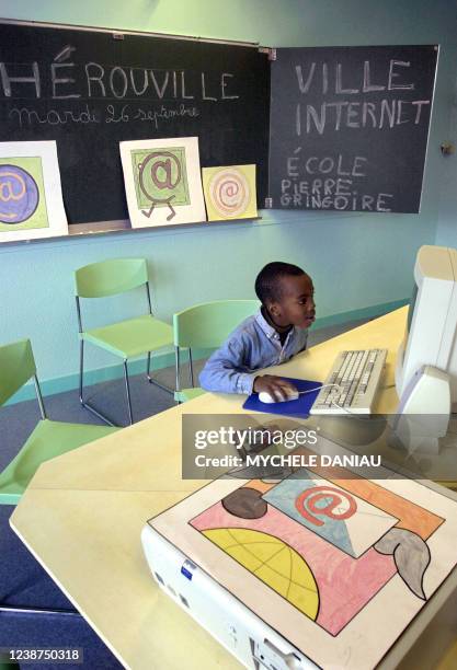 Un enfant de l'école Gringoire à Herouville-Saint-Clair apprend le 27 septembre 2000 à se servir d'Internet dans la salle de son école, dotée de...