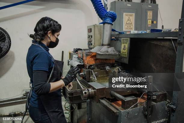 Threading Machine Operator Threading (Manufacturing) Photos and Premium High Res Pictures - Getty ...