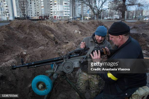 Members of the territorial defense battalion set up a machine gun and organise a military redoubt on February 25, 2022 in Kyiv, Ukraine. Yesterday,...