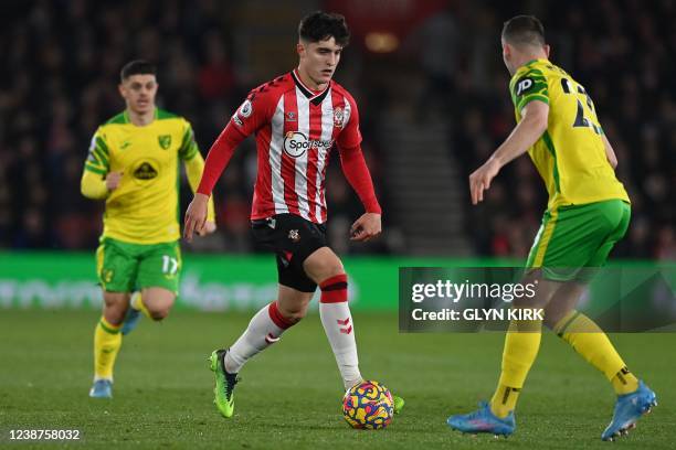 Southampton's English defender Tino Livramento vies with Norwich City's Scottish midfielder Kenny McLean during the English Premier League football...