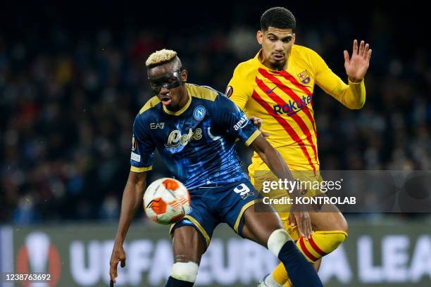 Napoli's Nigerian striker Victor Osimhen challenges for the ball with Barcelona's Uruguayan defender Ronald Araujo during the UEFA Europa League...
