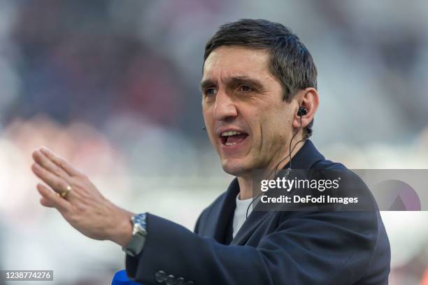 Head coach Tayfun Korkut of Hertha BSC gestures prior to the Bundesliga match between Sport-Club Freiburg and Hertha BSC at Europa-Park Stadion on...