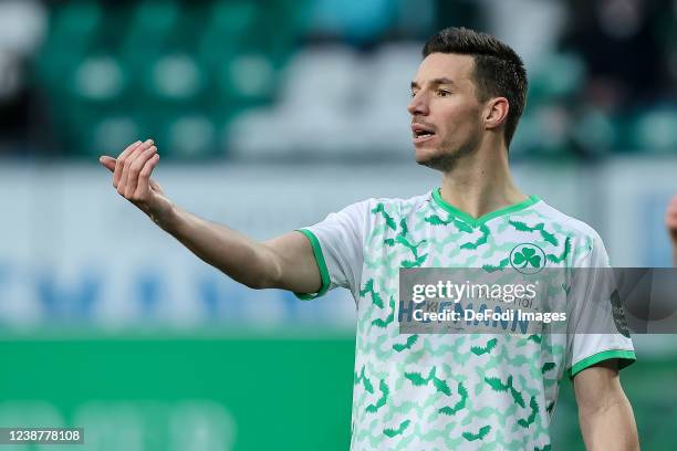 Nick Viergever of SpVgg Greuther Fuerth gestures during the Bundesliga match between SpVgg Greuther Fürth and 1. FC Köln at Sportpark Ronhof Thomas...