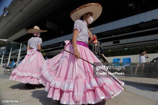 Two skirmishes at the Hipódromo de Las Américas located in Mexico City, where some exhibitions of &quot;floreo de reata&quot;, &quot;el gallo...