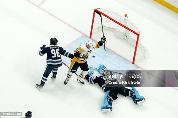 Sidney Crosby of the Pittsburgh Penguins reacts after beating Elvis Merzlikins of the Columbus Blue Jackets and Jack Roslovic for the game winning...