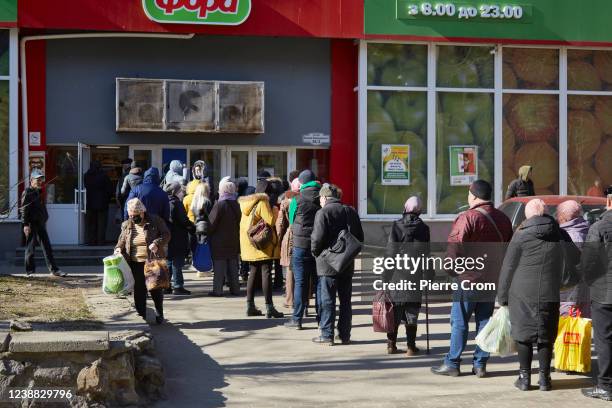 Store Queueing Queuing Outside Supermarket Photos and Premium High Res Pictures ...
